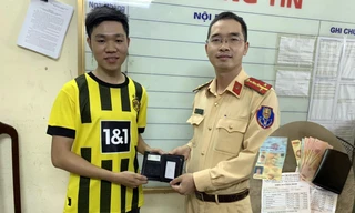 Cuộc gọi bất ngờ từ CSGT tới thanh niên làm rơi ví khi đi mua thuốc cho bố