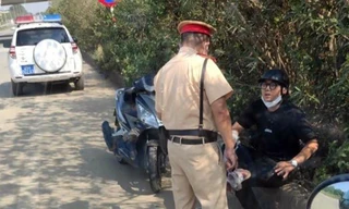 Nam thanh niên đi xe máy gục ngã xuống đường được CSGT đưa đi cấp cứu