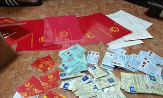 Từ chiếc ví bỏ quên tại ngân hàng lộ ổ nhóm làm giả giấy tờ mở tài khoản ngân hàng