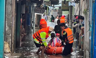 Thuỷ đoàn I phối hợp Công an Đà Nẵng giúp người dân bị ảnh hưởng bão số 5