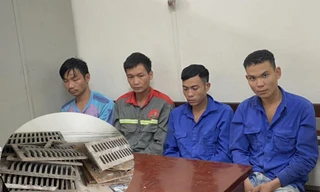 Một nhóm công nhân lát vỉa hè ở Hà Nội bị bắt