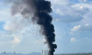 Cháy nhà nuôi cá cảnh, cột khói đen cao hàng chục mét