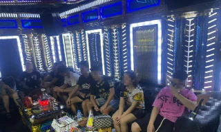 Hà Nội: Treo biển tạm dừng hoạt động, quán karaoke vẫn đón dân chơi vào 'bay lắc'