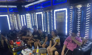 Hà Nội: Treo biển tạm dừng hoạt động, quán karaoke vẫn đón dân chơi vào 'bay lắc'