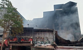 Cửa hàng phụ tùng ô tô bốc cháy dữ dội, lửa lan ra 6 ngôi nhà xung quanh