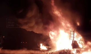 Xe tải cháy trơ khung trên cao tốc Nội Bài – Lào Cai