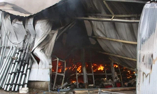 Cháy lớn tại kho xưởng ở Hà Đông