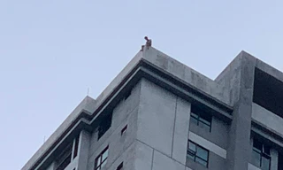 Cứu người đàn ông ngồi vắt vẻo trên nóc chung cư 40 tầng
