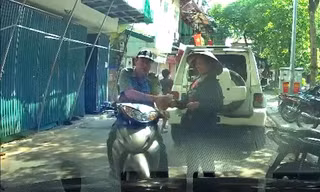 Công an xác minh nghi vấn tự quản phường thu tiền của người bán hàng rong