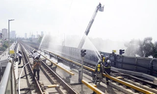 200 trăm cảnh sát diễn tập chữa cháy lớn trên tuyến tàu điện trên cao