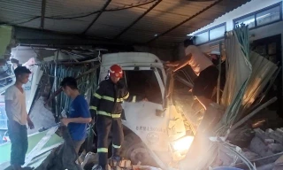 Xe trộn bê tông lao vào nhà dân, tài xế mắc kẹt trong cabin