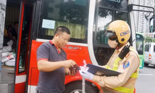 CSGT hóa trang ghi hình xe khách ‘rùa bò’, dừng đỗ sai quy định