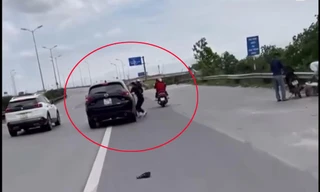Người phụ nữ liều mình đu cửa ô tô đang chạy là vợ của tài xế? 