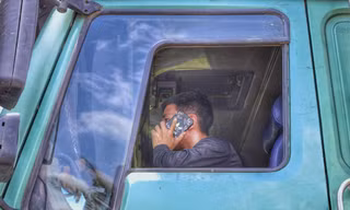 Hà Nội: Tài xế xe tải cơi nới thùng chưa xuống xe đã gọi điện ‘cầu cứu’