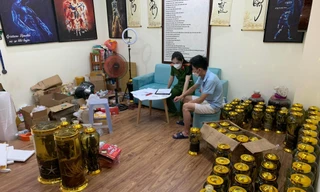 Phát hiện hơn 100 bình rượu ngâm động vật không rõ nguồn gốc 