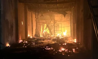 Hà Nội: Gần 1.000m2 nhà xưởng đồ gỗ chìm trong lửa lúc rạng sáng