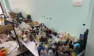 Phát hiện hơn 1.000 lọ nước hoa không rõ nguồn gốc tại căn hộ liền kề