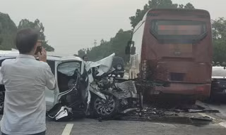 Ô tô con va chạm xe khách, 2 người thương vong