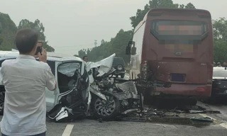 Ô tô con va chạm xe khách, 2 người thương vong