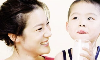 Làm sao để mẹ không phải ‘đánh vật’ với bé khi ăn?