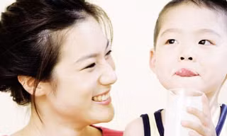 Làm sao để mẹ không phải ‘đánh vật’ với bé khi ăn?