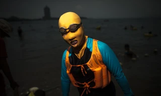 Tại đây, người dân thường xuyên ra biển cùng mặt nạ bảo vệ da có tên Facekini, trùm kín đầu chỉ để lộ ra phần mắt, mồm và có chỗ khoét lỗ ở mũi để thở.