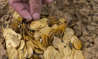 [ẢNH] Cận cảnh kho tiền vàng 1.000 năm tuổi có khắc chữ Ả Rập