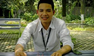 Nguyễn Quý Tú bên sản phẩm “ngôi nhà thông minh” của mình