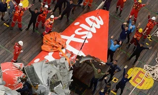 Phần đuôi của máy bay QZ8501 đã được trục vớt thành công