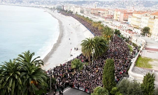 Biển người tuần hành ở thành phố Nice, Pháp hôm 10/1 để tưởng nhớ các nạn nhân hai vụ khủng bố vừa qua ở Pháp.