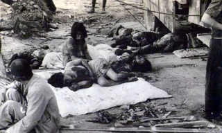 Người sống bên cạnh xác chết la liệt chỉ vài giờ sau khi quả bom có tên "Little Boy" được ném xuống Hiroshima. Ảnh Daily Mail