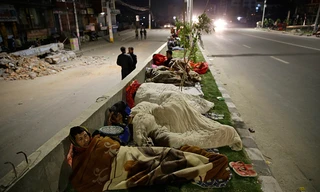 Nhiều người phải nằm ngoài đường ở Kathmandu, Nepal sau thảm họa động đất
