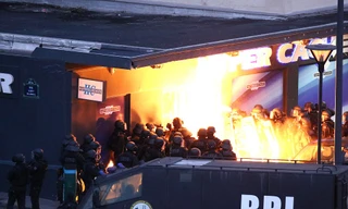 Cảnh sát đã thực hiện 6 vụ nổ nhằm vào tiệm tạp hóa để giải cứu con tin hôm qua, có it nhất 1 cảnh sát đã bị thương 