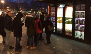 Người dân Paris xếp hàng để chờ mua số tạp chí Charlie Hebdo mới nhất sau vụ xả súng vào trụ sở tuần báo này khiến 12 người thiệt mạng