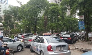 Cả ngàn lượt ô tô đỗ trái phép, thanh tra giao thông Cầu Giấy “bất lực”?