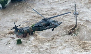 Trực thăng cứu hộ trong trận lụt ở tỉnh Ibaraki, Nhật Bản gợi nhớ đến đợt sóng thần năm 2011. Ảnh: Kyodo