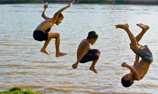 Trẻ tắm sông tiềm ẩn nguy cơ chết đuối rất nhiều.