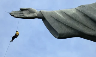 Những khoảnh khắc “ngàn cân treo sợi tóc” khiến bạn đứng tim