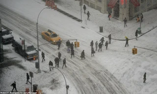 New York ngập trong gió tuyết hôm 26/1 nhưng vẫn có những người dân ra đường, trong khi giới chức nơi đây đã cảnh báo và khuyên mọi người nên tích trữ thực phẩm và ở trong nhà.