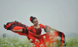 Cô giáo 9X nhảy flamengo giữa cánh đồng hoa cả trắng