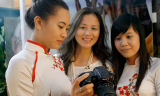 Doanh nhân chụp ảnh lưu niệm bên sảnh hội nghị