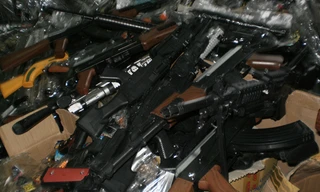 Thu giữ 1.346 súng nhựa kiểu AK47 bắn đạn bi không rõ nguồn gốc