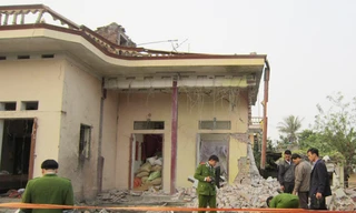 Nổ pháo sập nhà, bốn người thương, vong