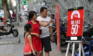 Hàng giảm giá ngập đường phố Sài Gòn