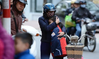 Học sinh Hà Nội trong ngày đầu tiên đến lớp sau kì nghỉ Tết .