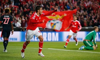 Jimenez thể hiện đầy đủ phẩm chất của một trung phong ở bàn mở điểm. Ảnh: Reuters.