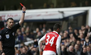 Coquelin trở thành tội đồ của Arsenal với chiếc thẻ đỏ vô duyên