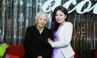 Ca sỹ Anh Thơ và cô giáo Hồ Mộ La trong buổi họp báo. Ảnh: TK.