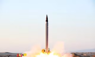 Iran thử nghiệm tên lửa đạn đạo vào tháng 11/2015. Ảnh: Reuters
