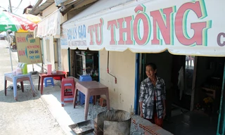 Căn nhà thấp hơn mặt đường hơn 0,5 m ở đường An Dương Vương. Ảnh: T.N